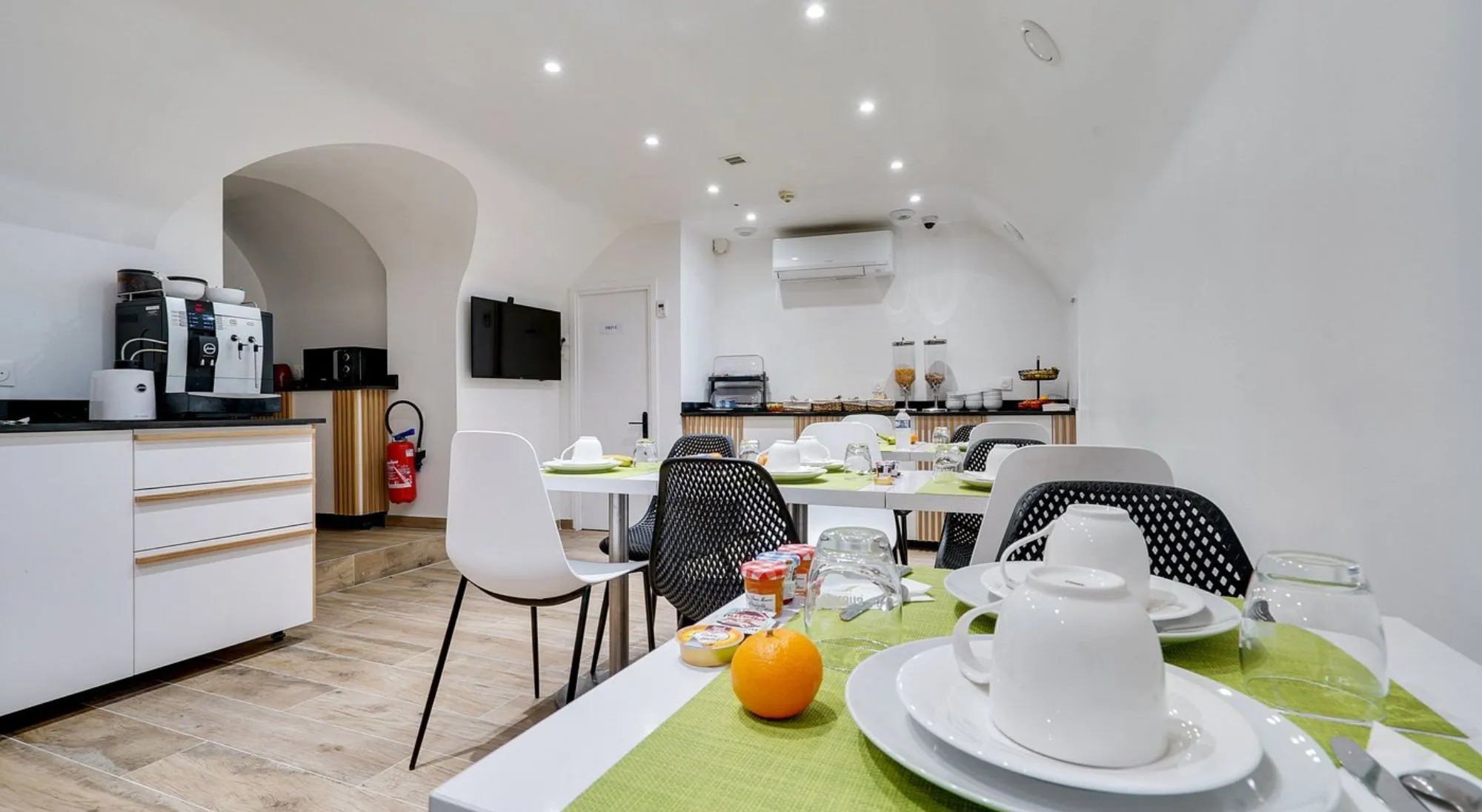 SALLE DE PETIT DEJEUNER B SQUARE SALLE DE PETIT DEJEUNER B SQUARE